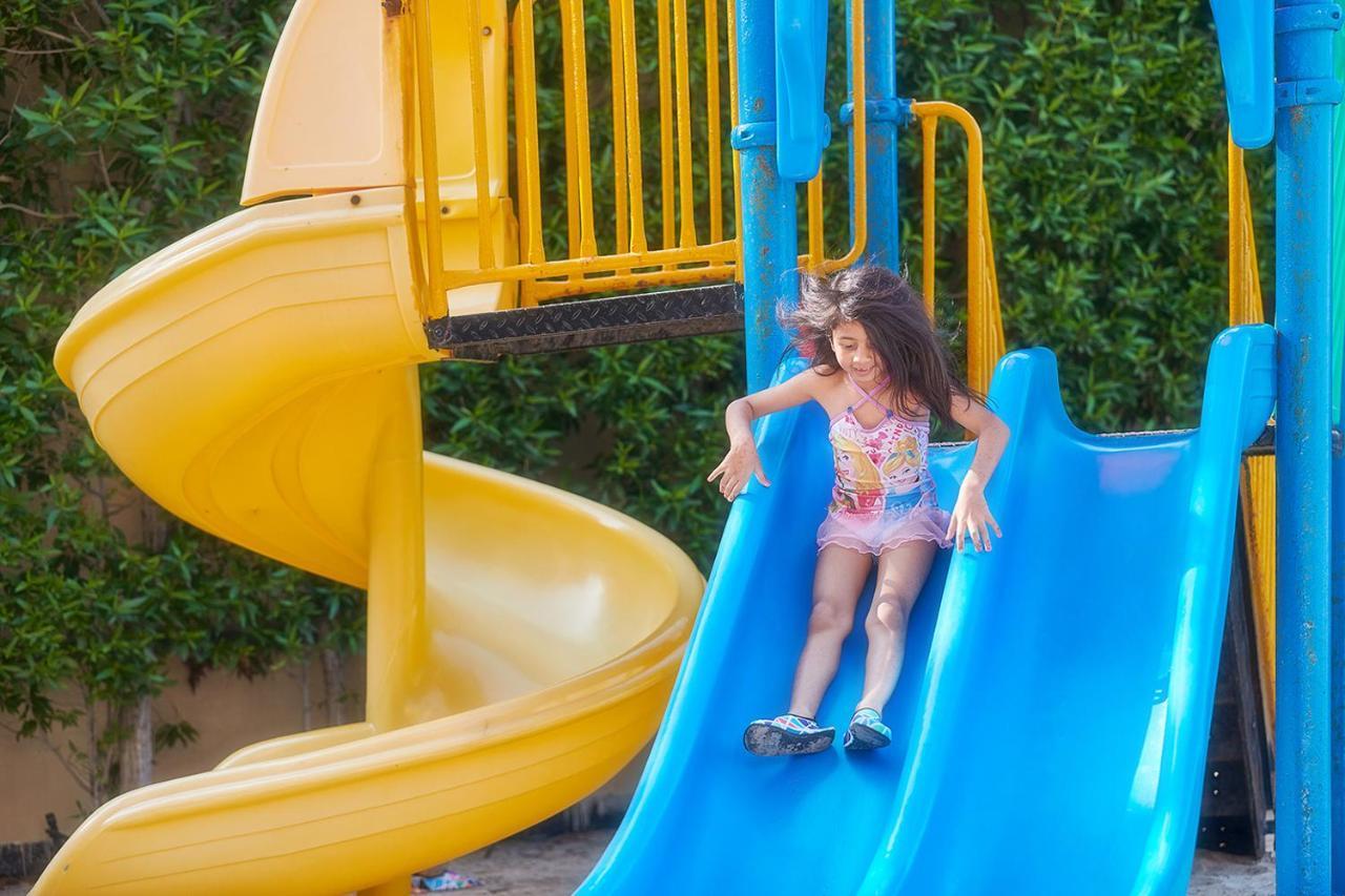 巴希阿治曼宫酒店 阿吉曼 外观 照片 A child on a slide
