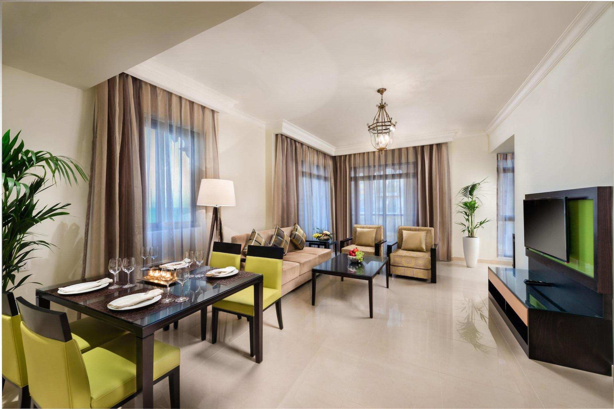 巴希阿治曼宫酒店 阿吉曼 外观 照片 A living room at the hotel