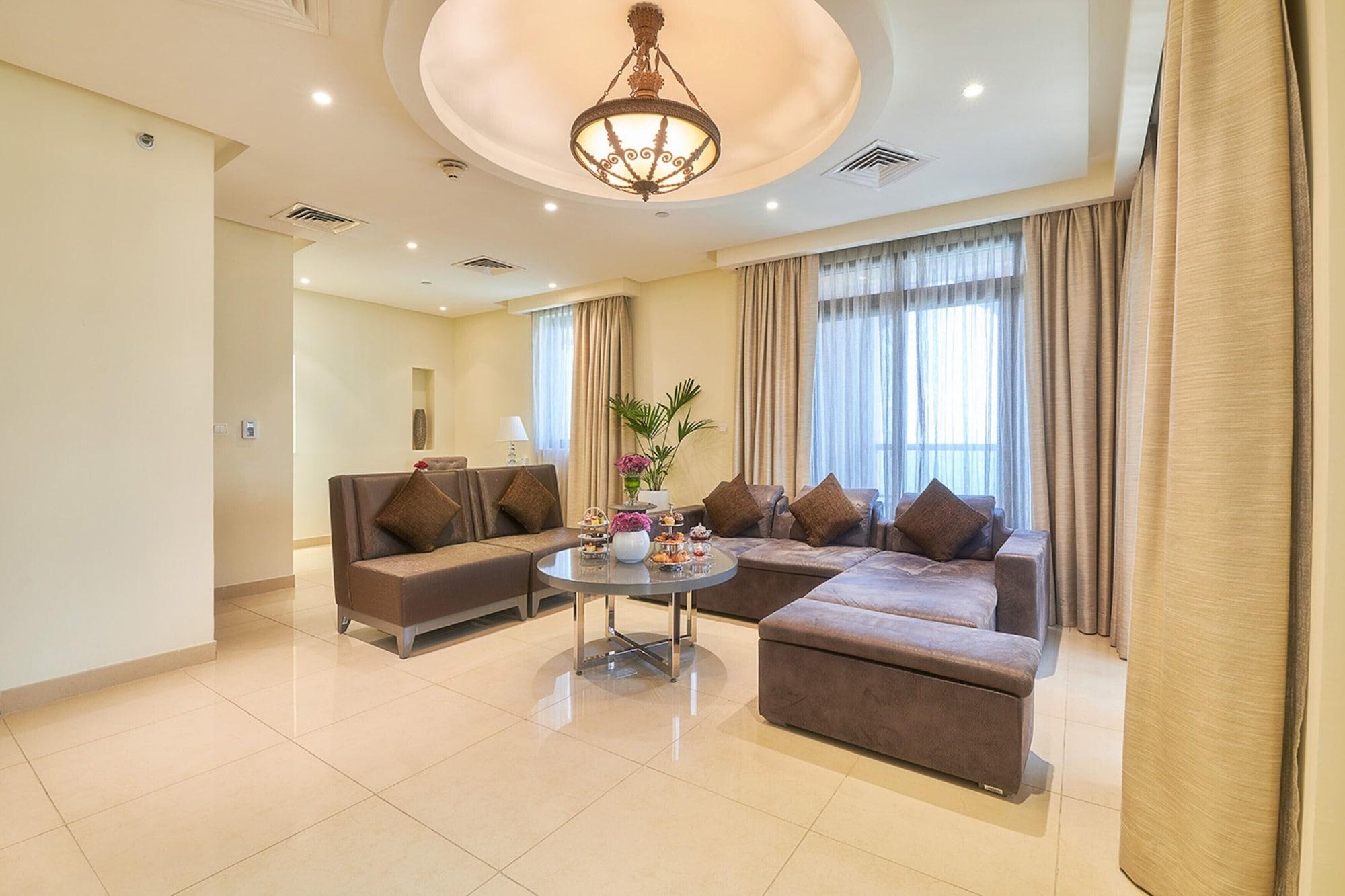 巴希阿治曼宫酒店 阿吉曼 外观 照片 A living room in a suite at the hotel
