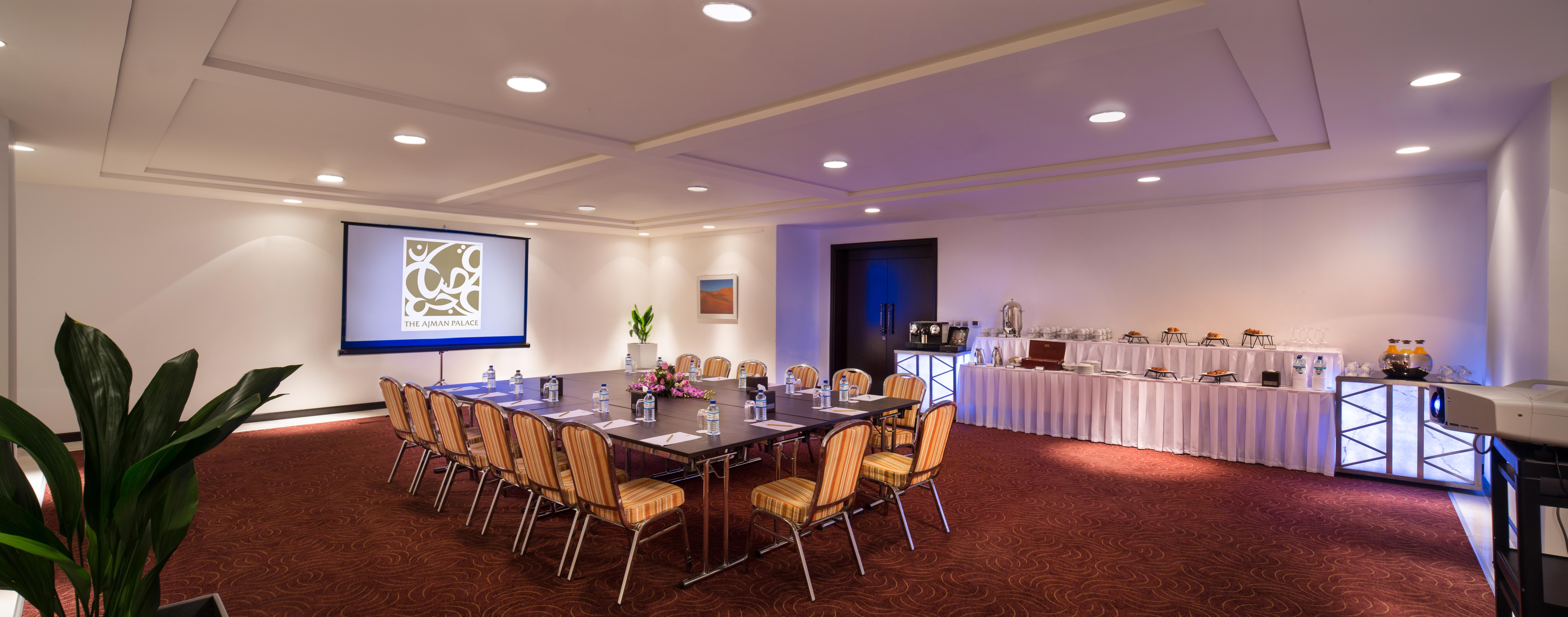 巴希阿治曼宫酒店 阿吉曼 外观 照片 Meeting room at the Crowne Plaza Hotel, London