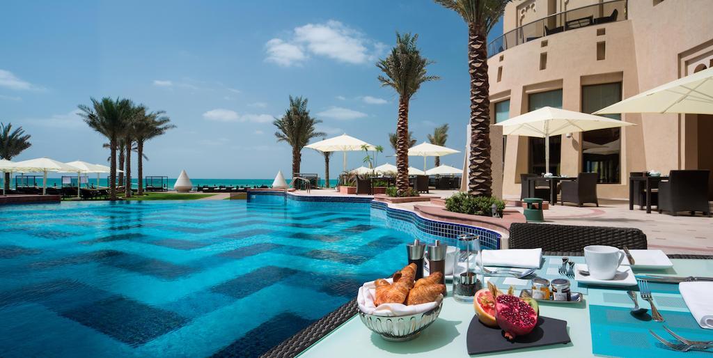 巴希阿治曼宫酒店 阿吉曼 外观 照片 The pool at the Ritz-Carlton, Ras Al Khaimah