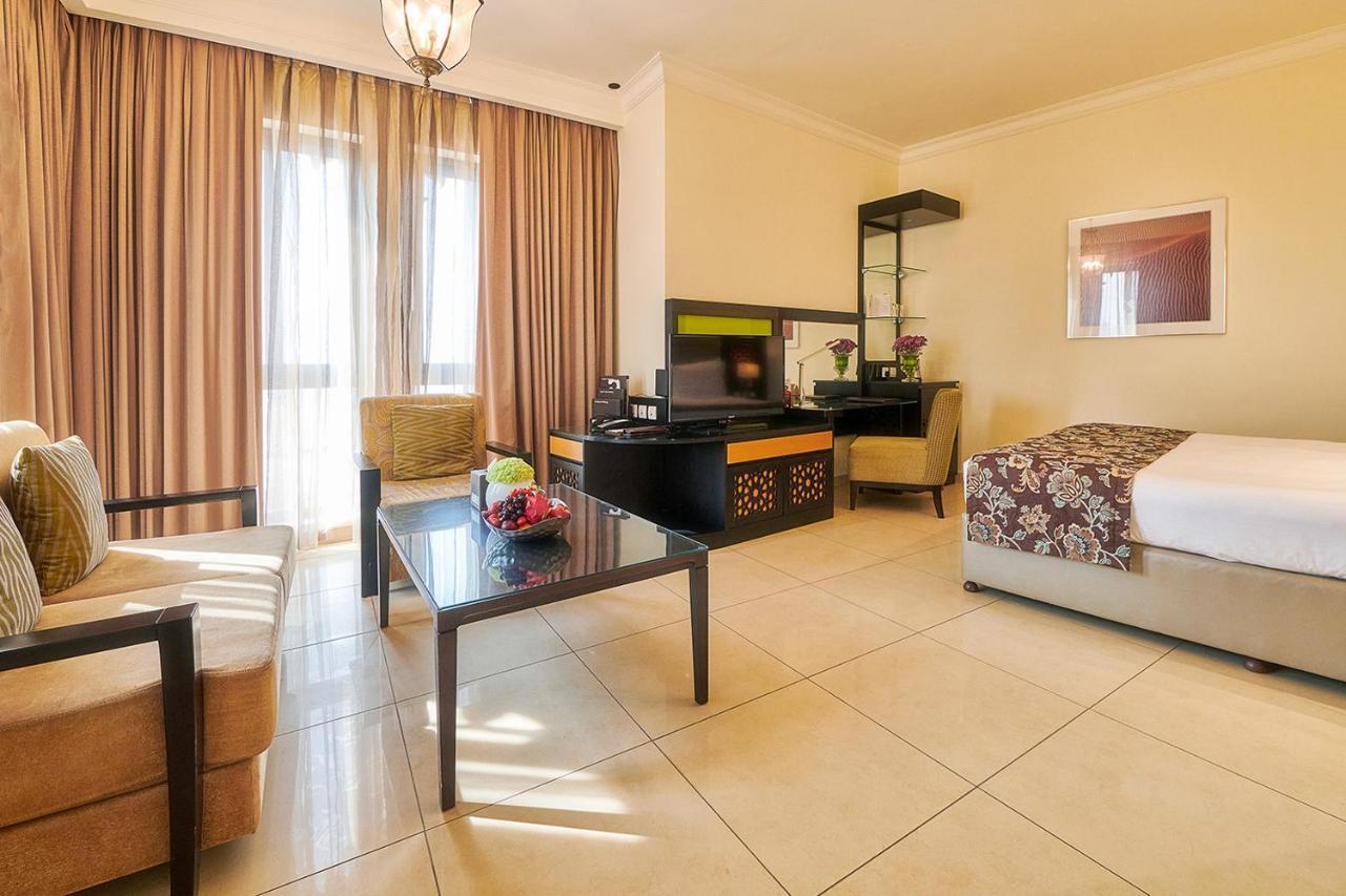 巴希阿治曼宫酒店 阿吉曼 外观 照片 A room at the hotel