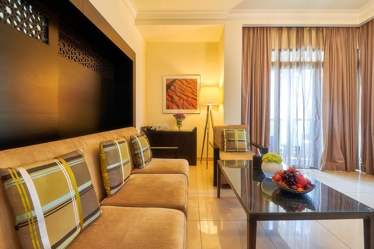 巴希阿治曼宫酒店 阿吉曼 外观 照片 A suite at the hotel