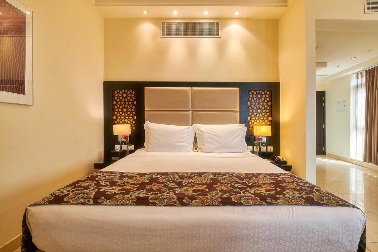 巴希阿治曼宫酒店 阿吉曼 外观 照片 A bedroom at the hotel