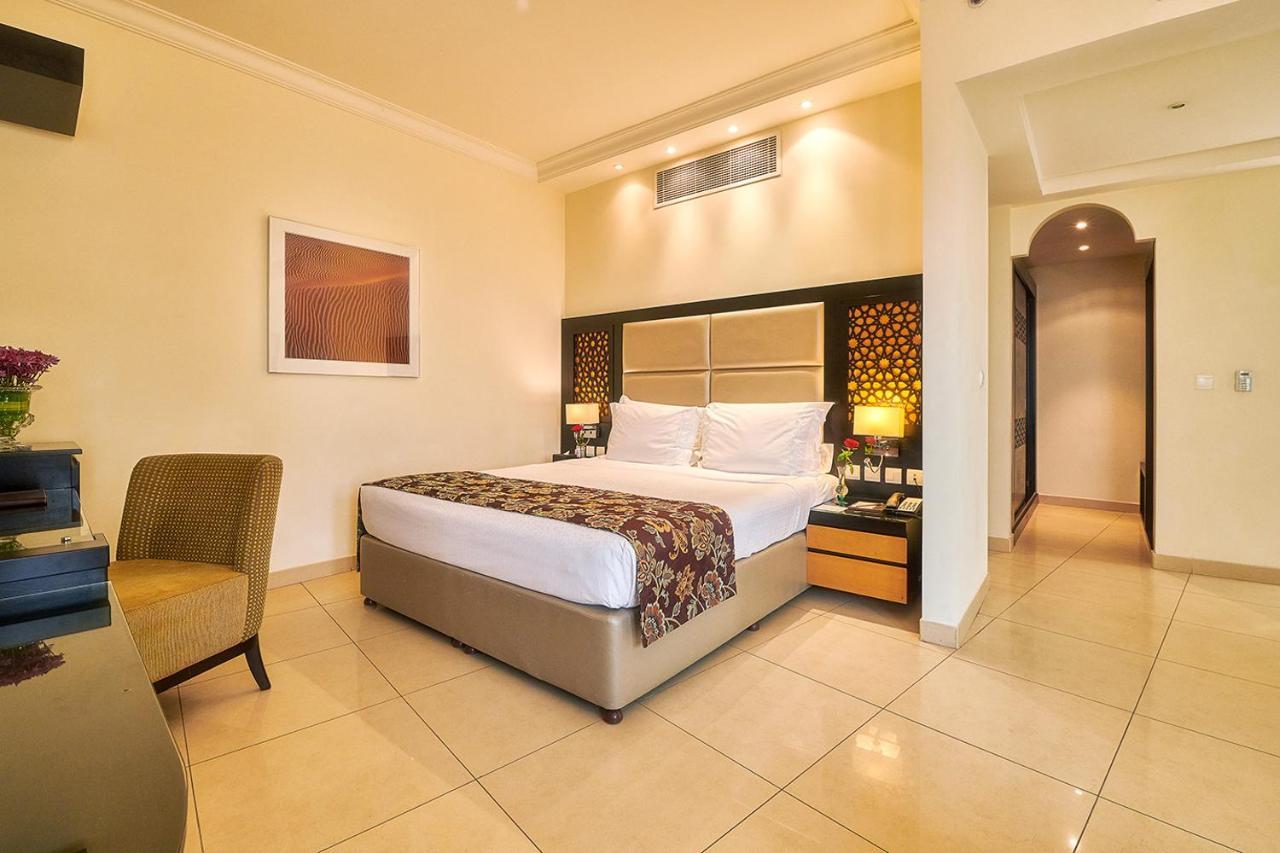 巴希阿治曼宫酒店 阿吉曼 外观 照片 A room at the hotel