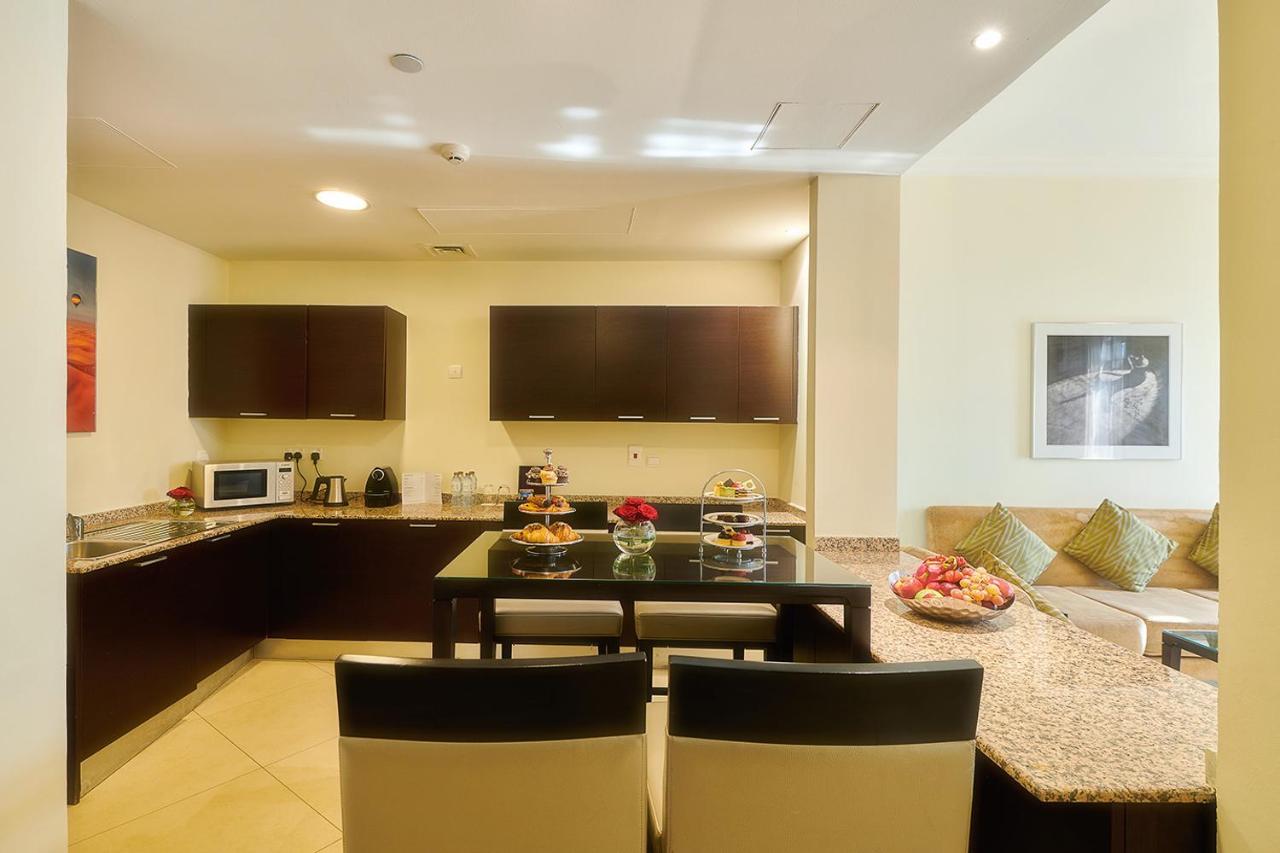 巴希阿治曼宫酒店 阿吉曼 外观 照片 A kitchen in a serviced apartment