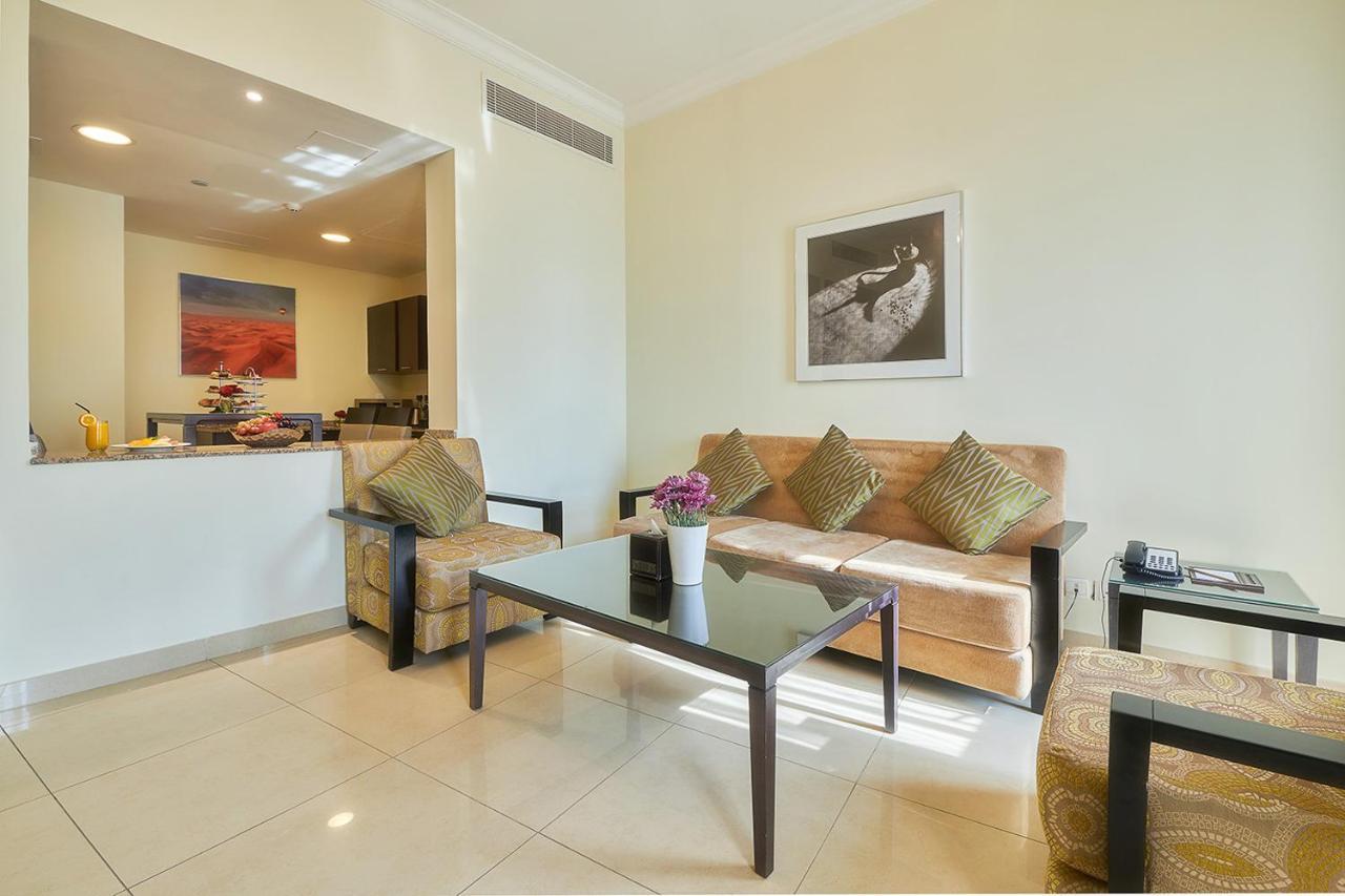 巴希阿治曼宫酒店 阿吉曼 外观 照片 A living room in a serviced apartment in Dubai